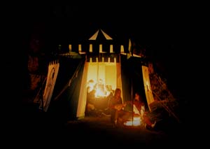 Ein FamWest-Zelt bei nchtlichem Rittergelage
